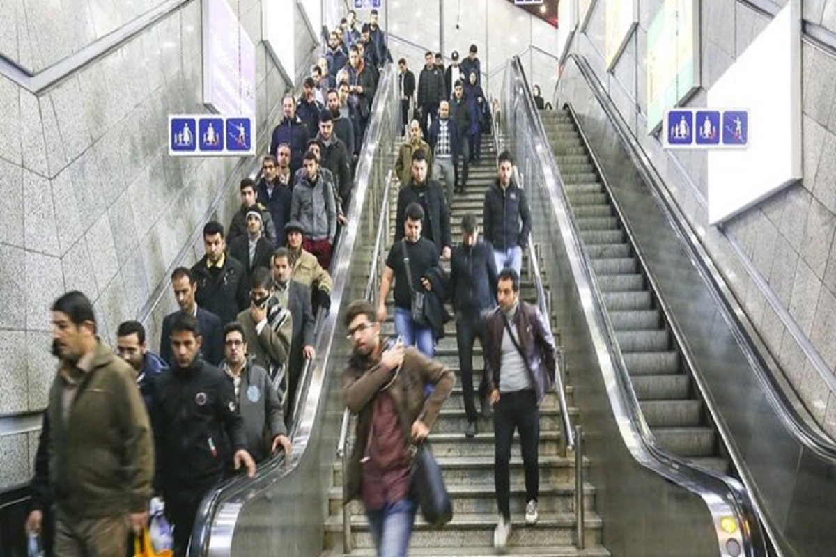 علت سقوط مسافران از پله برقی مترو امام خمینی
