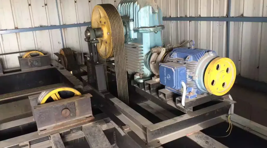 تصویری از موتور آسانسور در موتورخانه