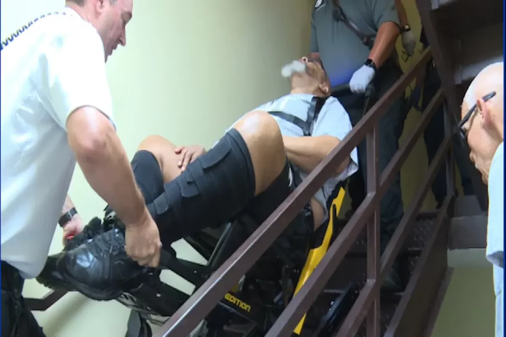 Helping firefighters to move a disabled man from the fifth floor of the Jenny Lind building 14 انتقال مرد معلول