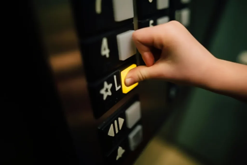 Children locked in an elevator in Kuala Lumpur for 2 hours 18 حبس کودکان در آسانسوری در کوالالامپور