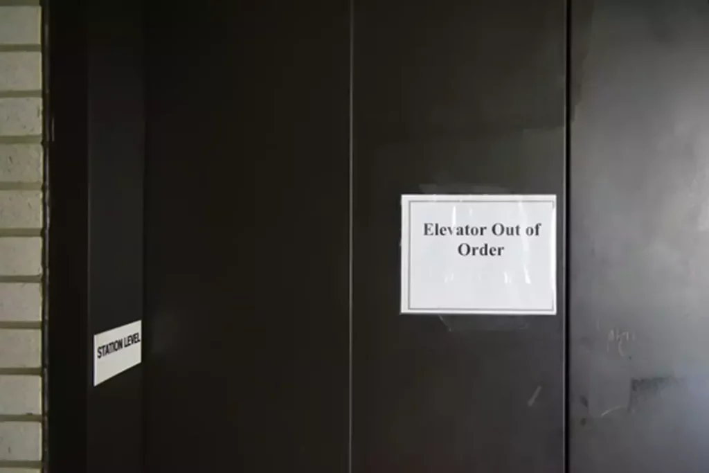 The failure of the elevator at the Greenwich train station caused dissatisfaction among passengers 19 خرابی آسانسور ایستگاه قطار