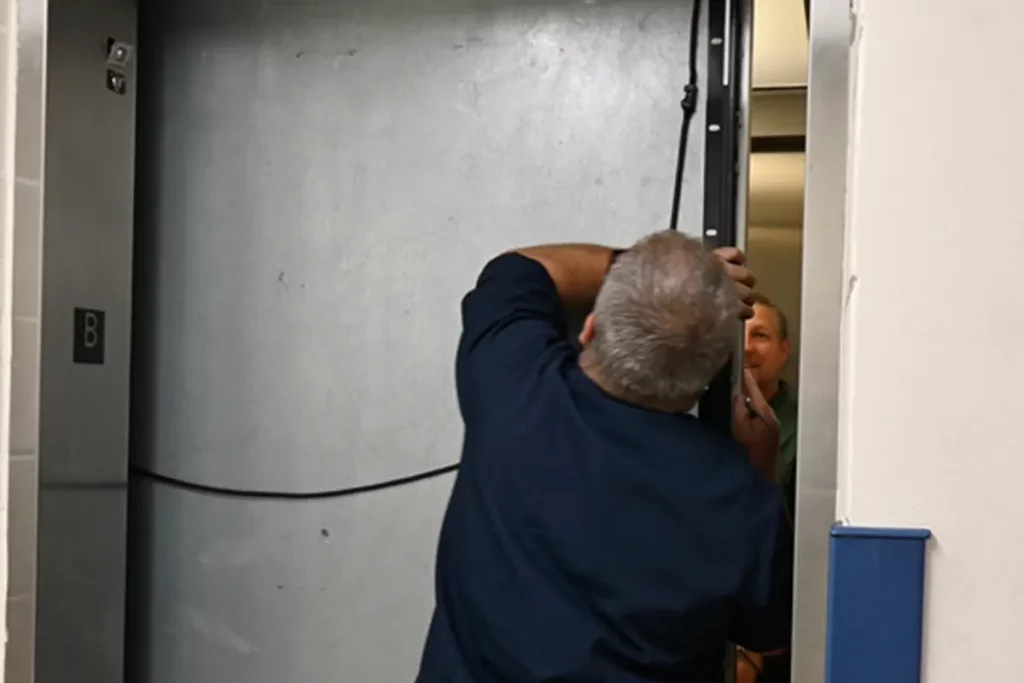 Grounds Maintenance company members trapped in the elevator 20 گیرافتادن اعضای شرکت Grounds Maintenance در آسانسور