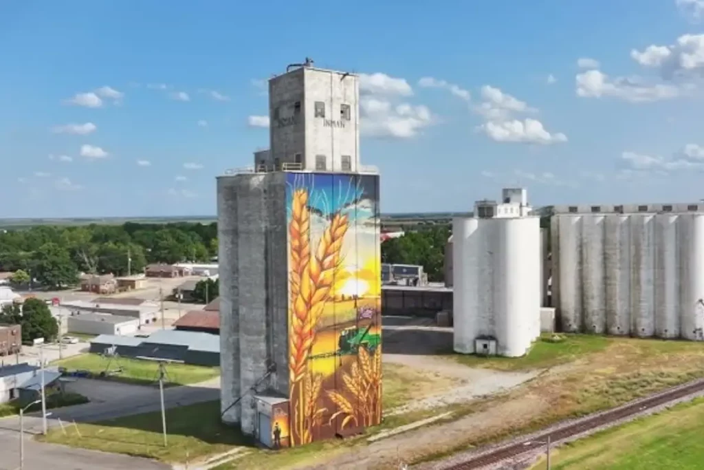 Completion of a 108-foot painting on an elevator wall in Kansas 1 تکمیل نقاشی ۱۰۸ فوتی بر روی دیوار آسانسور در کانزاس