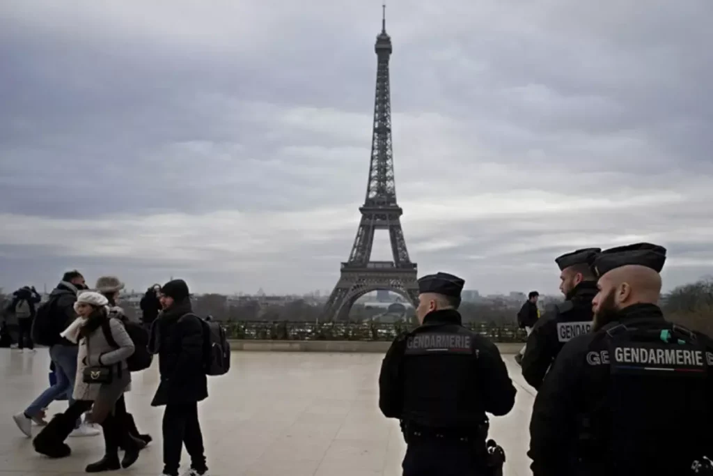 Eiffel Tower elevator catches fire, 1,200 tourists evacuated 5 آتشسوزی آسانسور برج ایفل