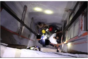 سقوط کارگر در چاهک آسانسور در اصفهان